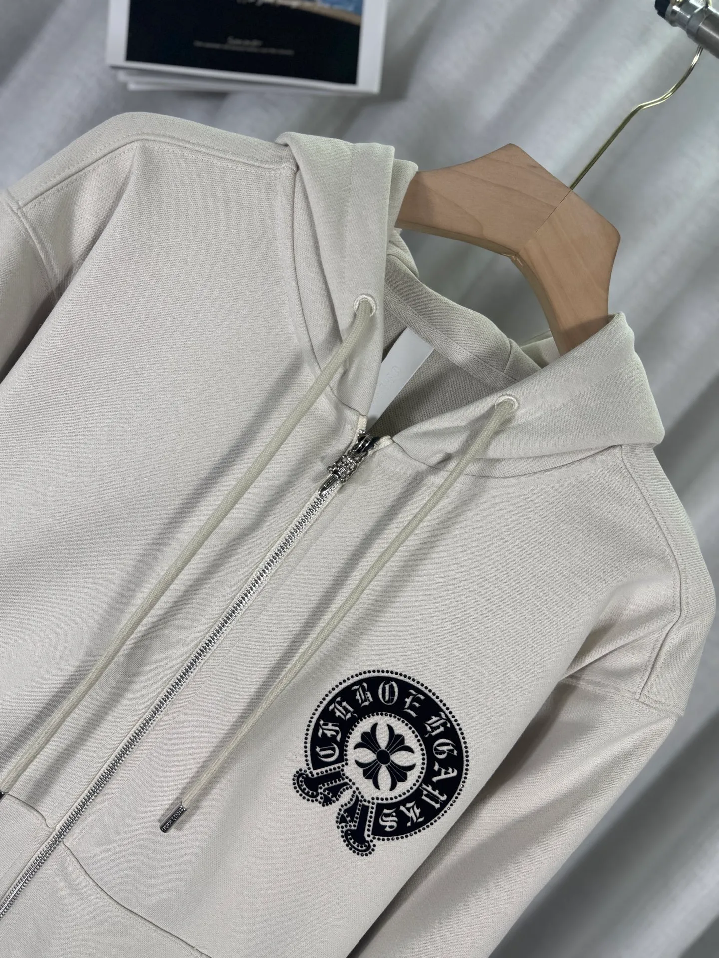 P340 top version, real shot without P, ​​different from market currency) 𝗖𝗵𝗿𝗼𝗺𝗲 𝗛𝗲𝗮𝗿𝘁𝘀/Cro Heart 2025 washed and burned flower patch embroidered autumn and winter new original single counter American hollow patch 3D couple casual cardigan sweatshirt 👑The highest version! Customized fabric 480g tripe terry fabric! American acid-washed and distressed original fabric, laser burning + patch embroidery, exquisite embroidery of letters! The best-selling model in the counter, very comfortable to wear. Accessories: original molded and authenticated collar label➕100% silk wash label. Genuine purchase-grade original hangtag➕matching hanging rope➕3D hanging beads➕original packaging bag. Craftsmanship: The original version has consistent wiring! The highest version of the armhole matching technique! Color: Black Apricot Size: S M L XL Style Number: 25-356